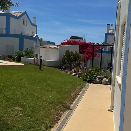 בית נופש Casa Tedi, Alto Do Perogil, - 3 Bedroom, 3 Bathroom Villa, Large Pool, Exquisite Gardens & Air-conditioning טאווירה