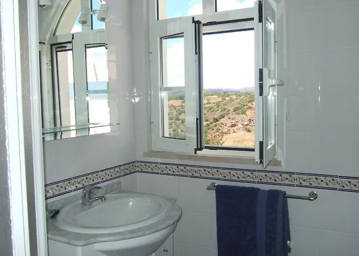 Casa Tedi, Alto Do Perogil, - 3 Bedroom, 3 Bathroom Villa, Large Pool, Exquisite Gardens & Air-conditioning بيت للعطل تافيرا
