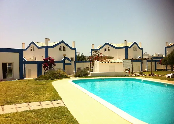 Casa Tedi, Alto Do Perogil, - 3 Bedroom, 3 Bathroom Villa, Large Pool, Exquisite Gardens & Air-conditioning بيت للعطل *