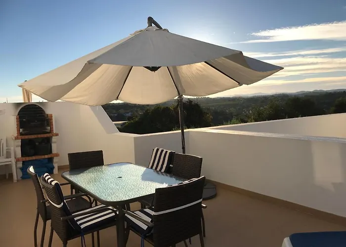 Casa Tedi, Alto Do Perogil, - 3 Bedroom, 3 Bathroom Villa, Large Pool, Exquisite Gardens & Air-conditioning بيت للعطل تافيرا