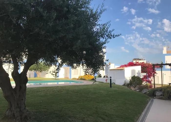 Casa Tedi, Alto Do Perogil, - 3 Bedroom, 3 Bathroom Villa, Large Pool, Exquisite Gardens & Air-conditioning بيت للعطل تافيرا
