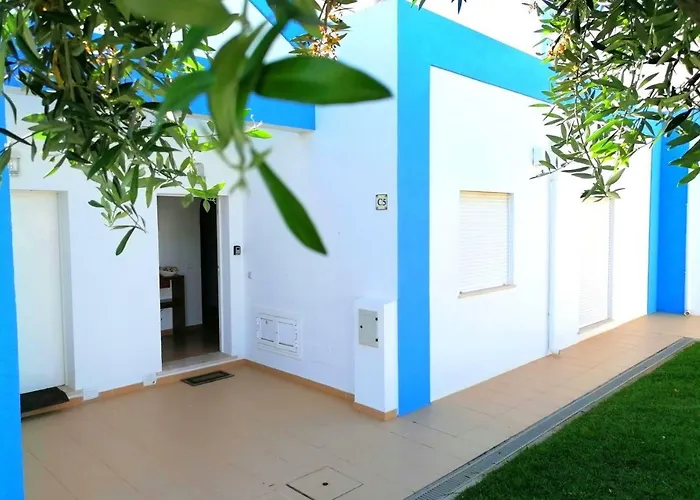 Casa Tedi, Alto Do Perogil, - 3 Bedroom, 3 Bathroom Villa, Large Pool, Exquisite Gardens & Air-conditioning بيت للعطل تافيرا